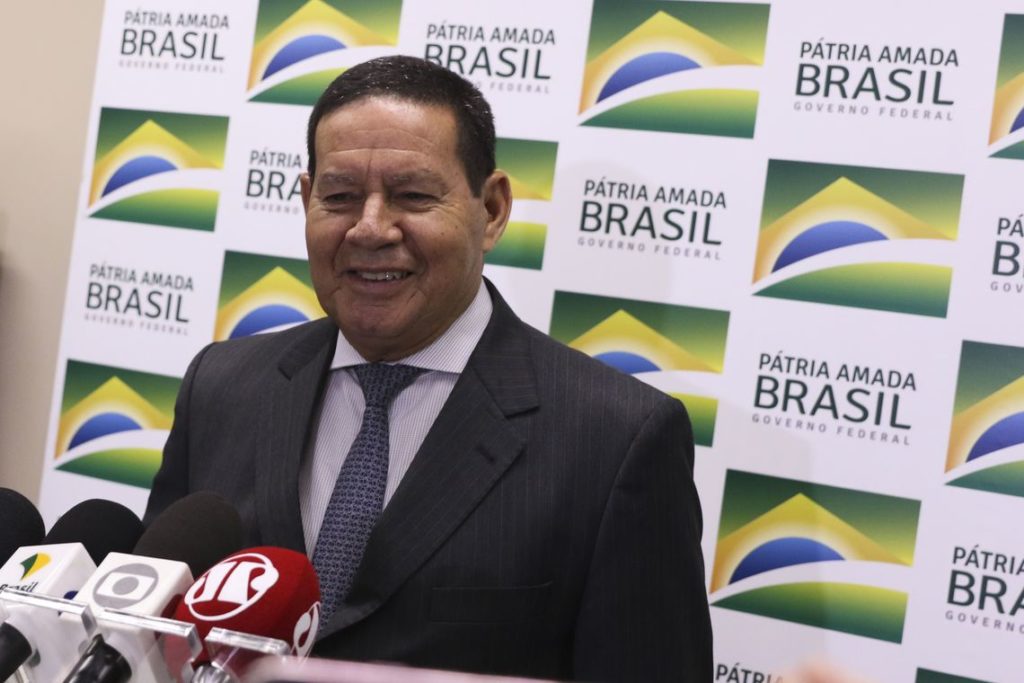 Hamilton Mourão, como presidente em exercício, foi quem assinou o decreto