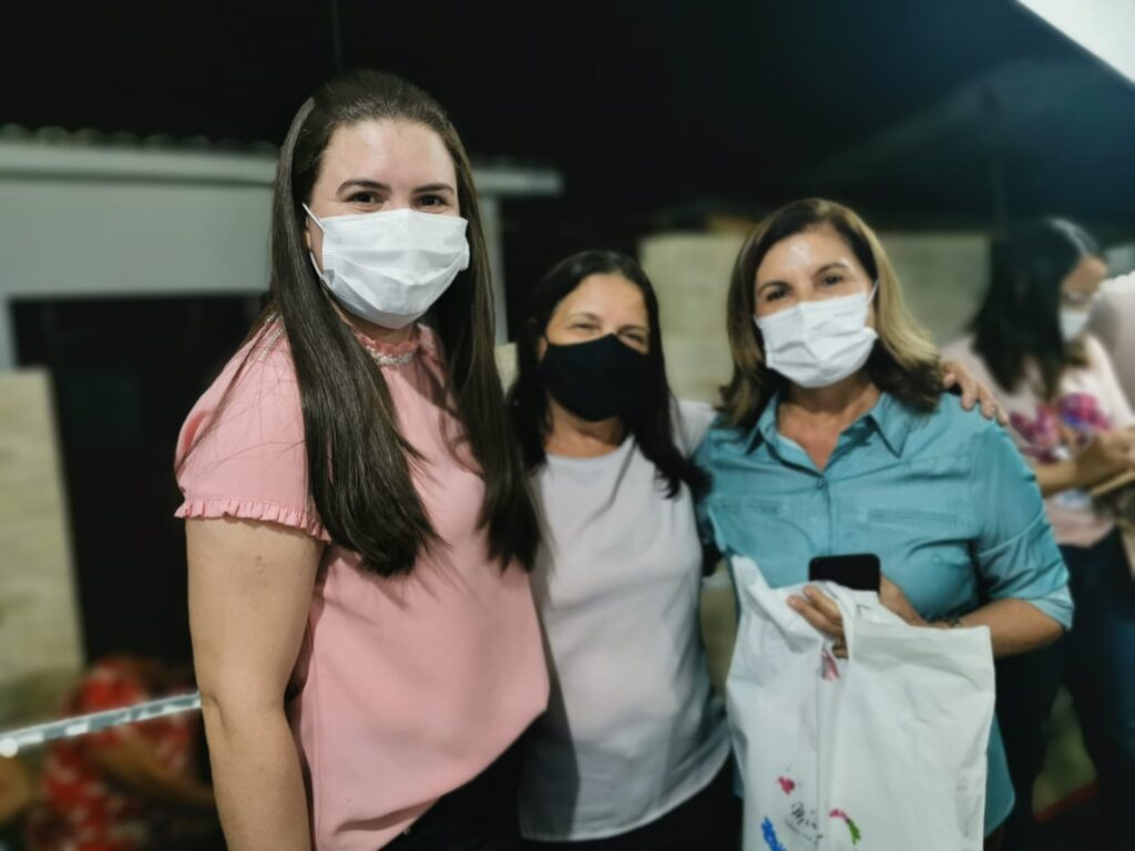 Prefeita Eunice (direita) foi presenteada com uma lembrança dos moradores - Foto: Reprodução/Assessoria