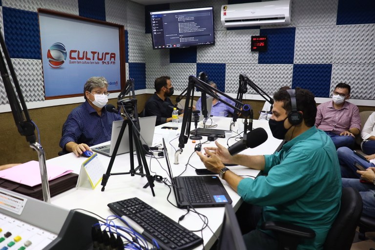 Governador João Azevêdo (Cidadania), nos estúdios da Cultura FM, em Guarabira (PB) - Foto: Francisco França/Secom-PB