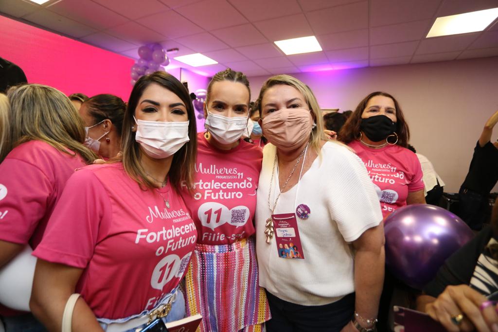 Senadora Daniella Ribeiro, ladeada pela prefeita Magna Gerbasi e Beztriz Gerbasi, respectivamente – Foto: Pedro Ivo
