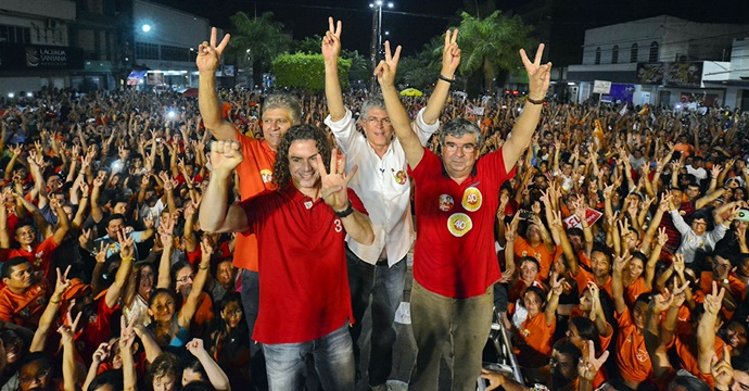 Pessoas receberam Ricardo, Veneziano e Roberto Paulino em Guarabira nas eleições de 2014 - Foto: Reprodução internet