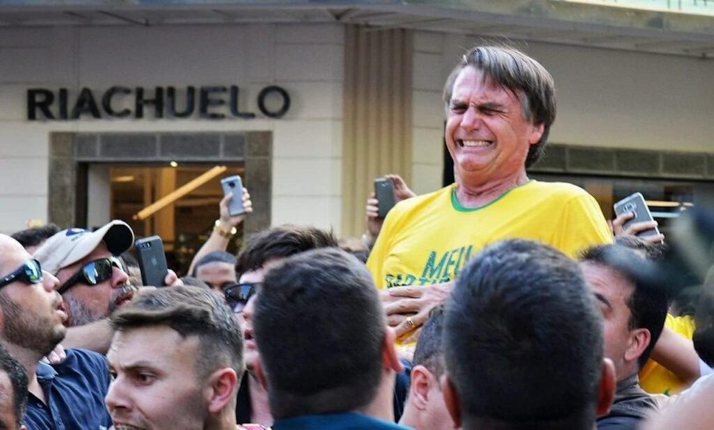 Momento pouco depois em que Bolsonaro recebeu a facada - Foto: Reprodução