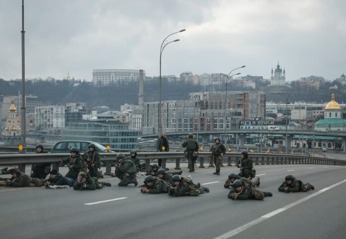 Soldados ucranianos em posição no centro de Kiev — Foto: REUTERS/Gleb Garanich