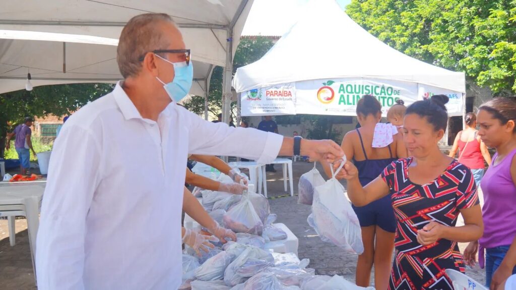 Prefeitura entregou peixes e mais de 7,5 kg de alimentos – Foto: Assessoria