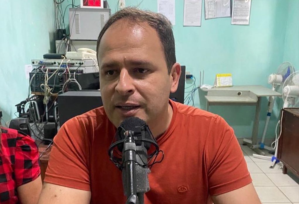 Eduardo Brito em entrevista a uma rádio local de Jacaraú - Foto: Divulgação