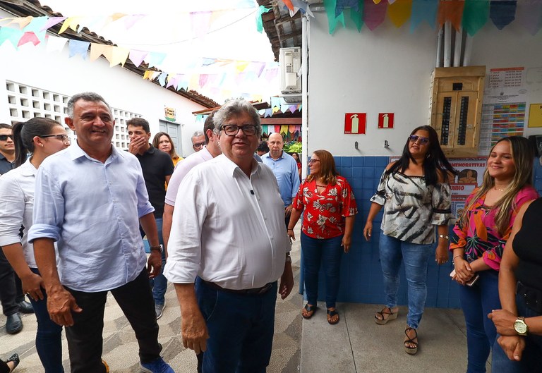 Governador em comitiva que contou também com a presença do prefeito de Mataraca, Egberto Madruga - Foto: Francisco França