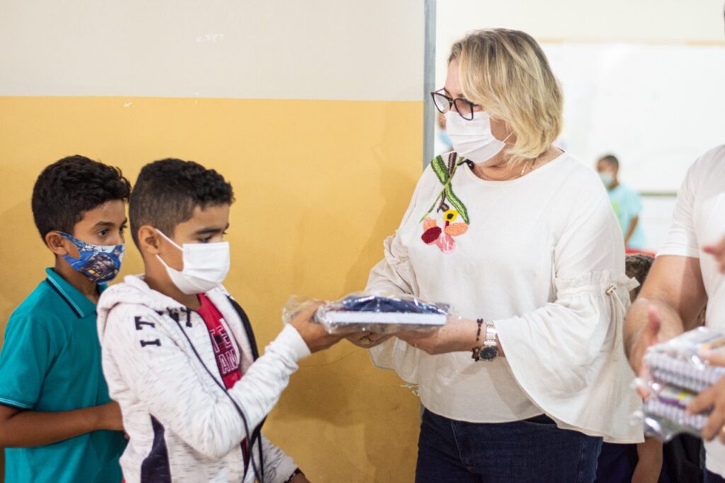 Distribuição do material está sendo acompanhada pela prefeita Magna Gerbasi - Foto: Divulgação/CCOM