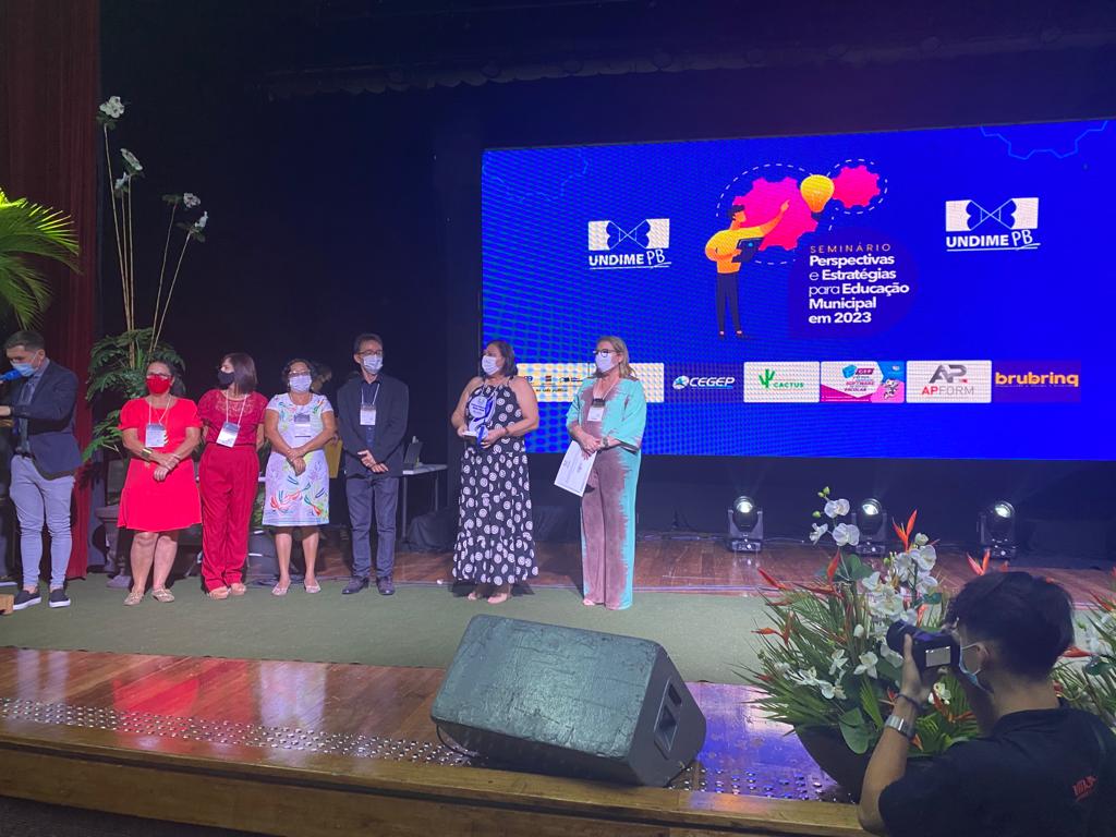 Prêmio foi recebido pela prefeita Magna e a secretária municipal de Educação - Foto: Divulgação/CCOM