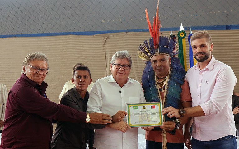 Governador João Azevêdo recebendo título de Cidadão de Rio Tinto - Foto: Francisco França