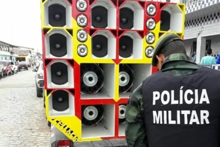 Carro usado em festa do tipo 'paredão' é apreendido no interior da