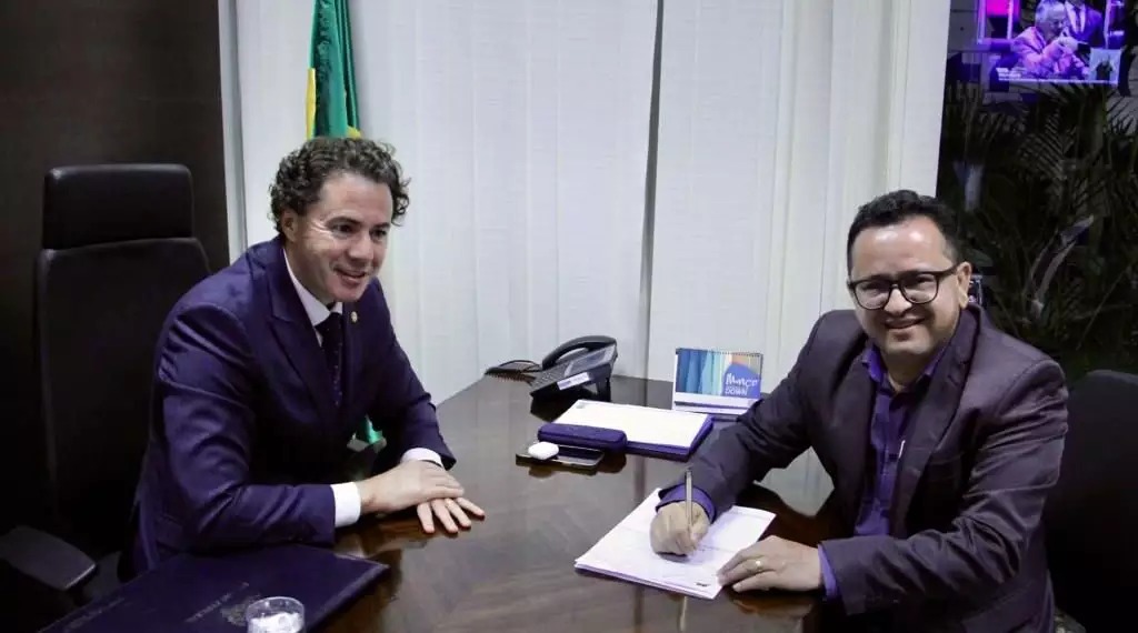Senador Veneziano e o prefeito Elias Costa, durante ato de filiação - Foto: Reprodução/redes sociais
