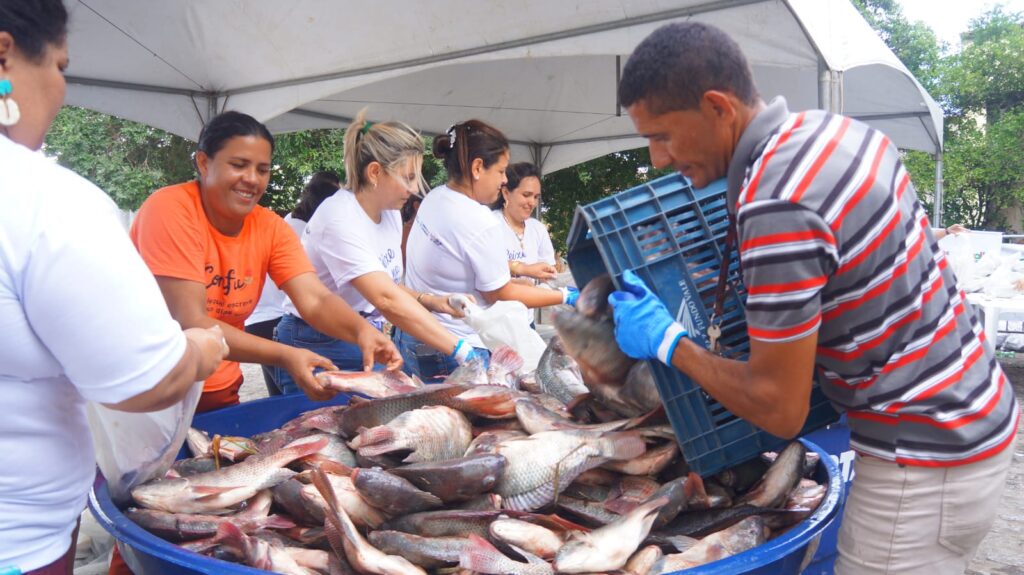 Entrega dos peixes aconteceu na sede da Secretaria de Assistência Social - Foto: Reprodução/Redes Sociais