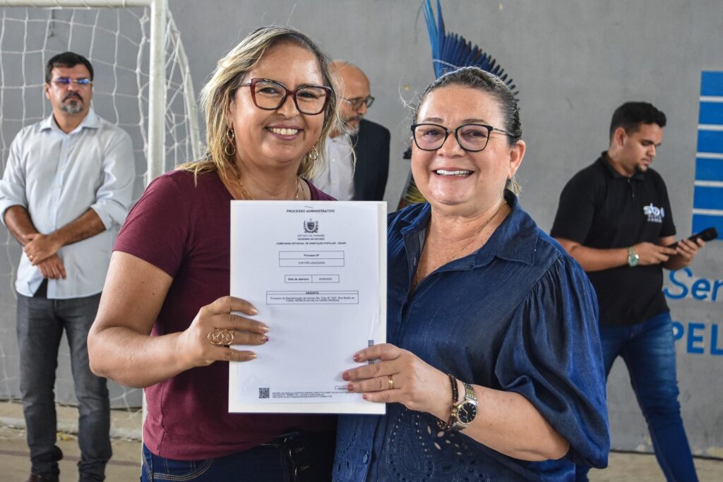 Prefeita Magna Gerbasi participou da entrega das novas escrituras das casas em Rio Tinto - Foto: CCOM