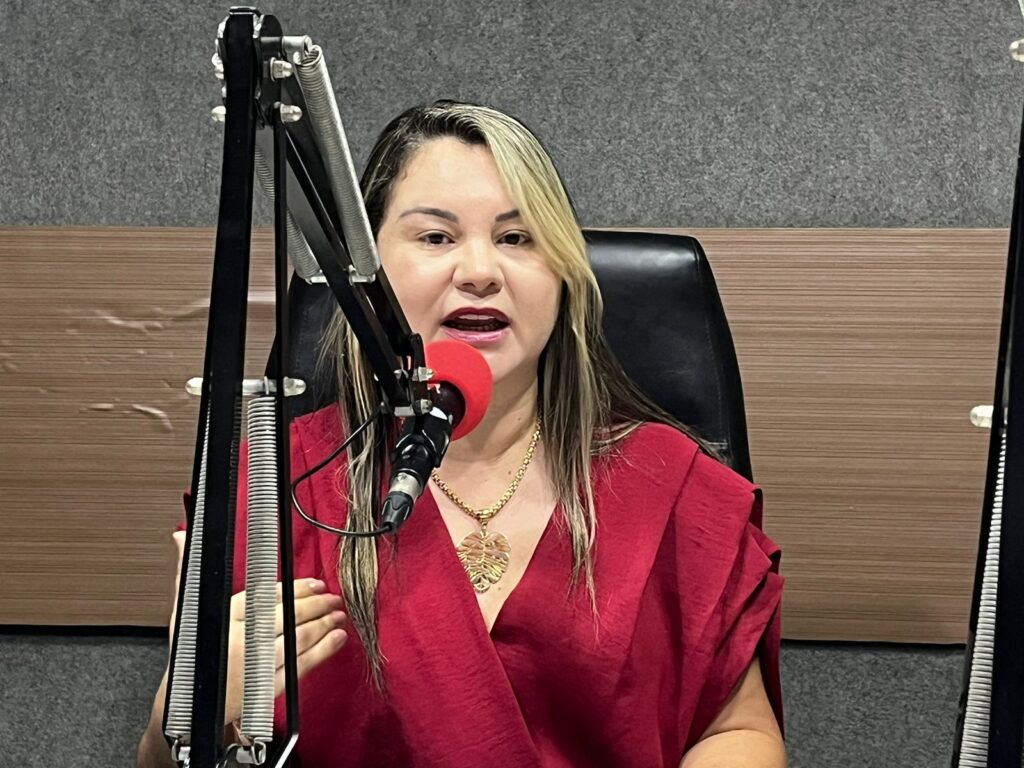 Prefeita Eliselma Oliveira (Lili) em entrevista na Correio do Vale FM - Foto: Lenilson Balla