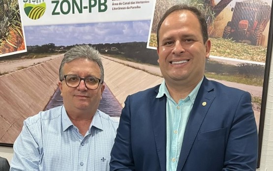 Brito comemora investimentos para pavimentação com paralelepípedos - Foto: Assessoria