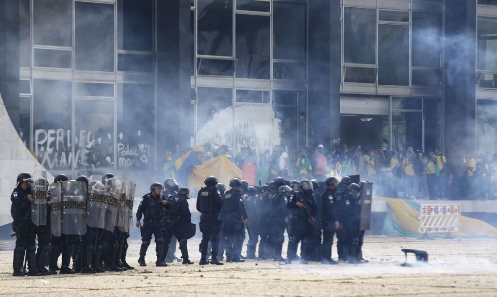 Ataque aos Três Poderes em 08 de janeiro de 2023 - Foto: Marcelo Camargo/Agência Brasil