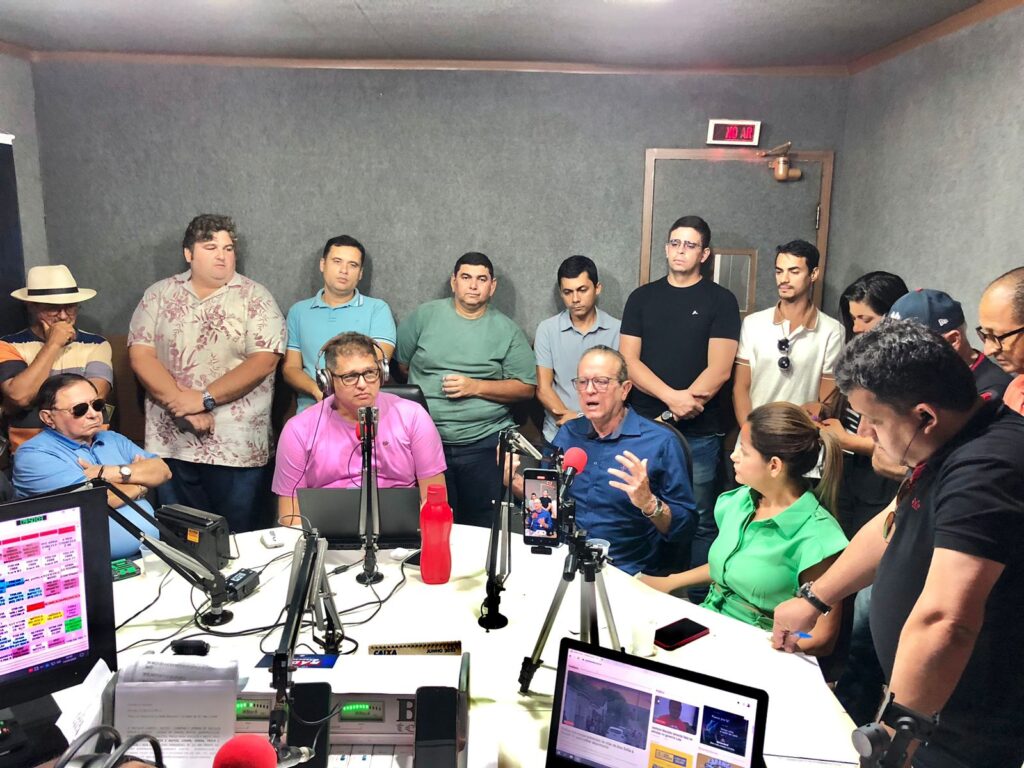 Durante entrevista na 94,1 FM, o prefeito em exercício esteve acompanhado pela deputada estadual, Danielle do Vale (Republicanos) – Foto: Assessoria