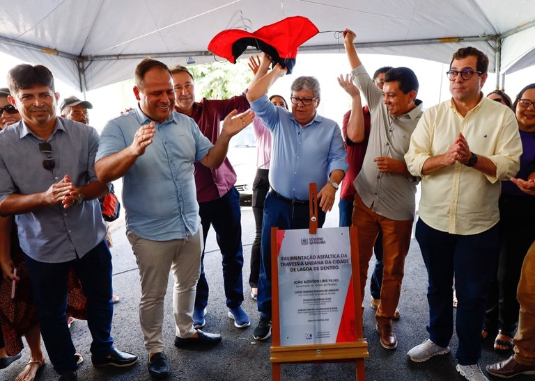 Eduardo Brito ao lado do governador João Azevêdo na entrega de ações em Lagoa de Dentro - Foto: Francisco França