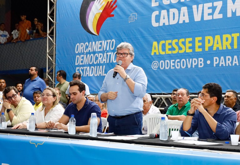 No ginásio do Sesi, o chefe do executivo fez entrega de benefícios para a região – Foto: Secom-PB