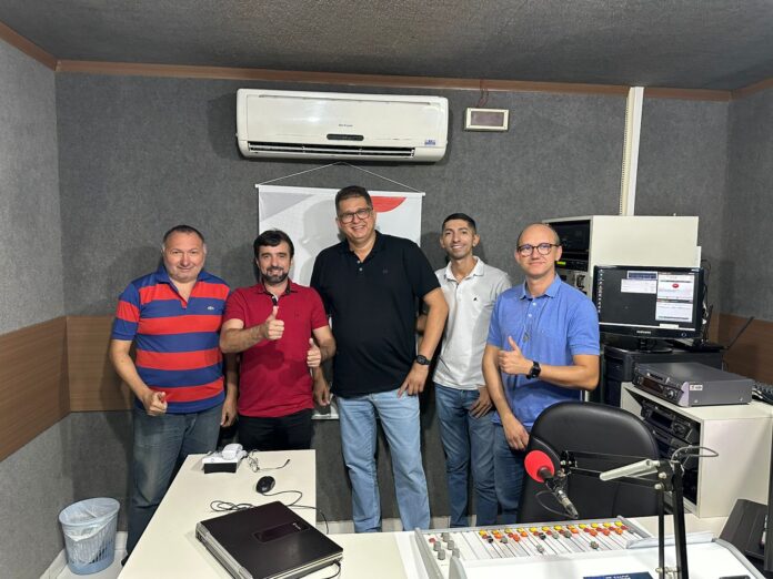 Alex Jan, diretor comercial da Correio do Vale FM, junto com a equipe do Rádio Repórter - Foto: Reprodução/Divulgação