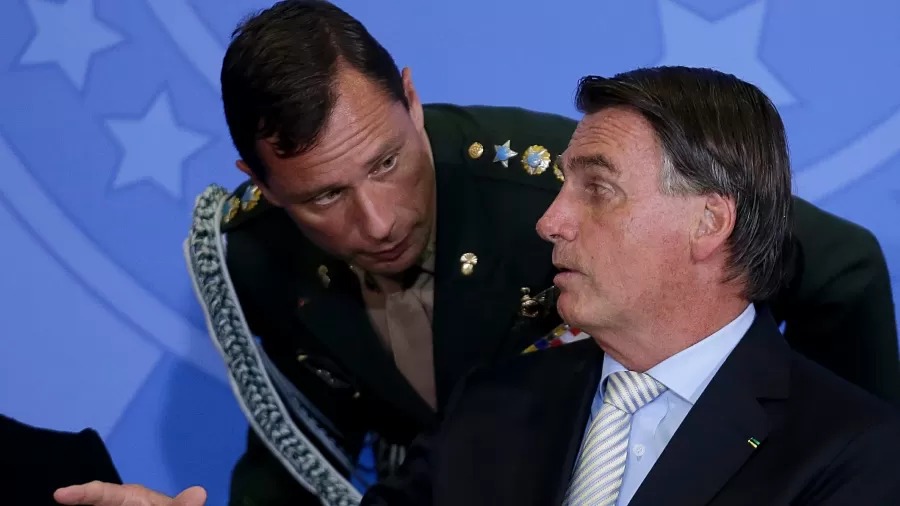 O então presidente Jair Bolsonaro (PL) e o tenente-coronel Mauro Cid - Foto: Dida Sampaio/Estadão Conteúdo