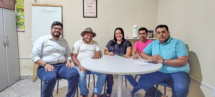 Napoleão Rodrigues discutiu implantação de fábrica de polpas em Mamanguape com representantes da prefeitura e do sindicato rural - Foto: Reprodução/Divulgação