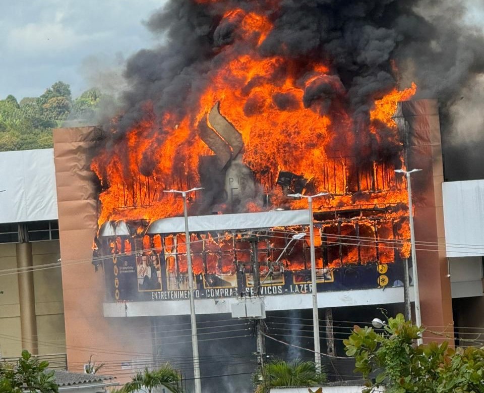 As causas do incêndio só poderão ser confirmadas após a realização de uma perícia – Foto: Reprodução