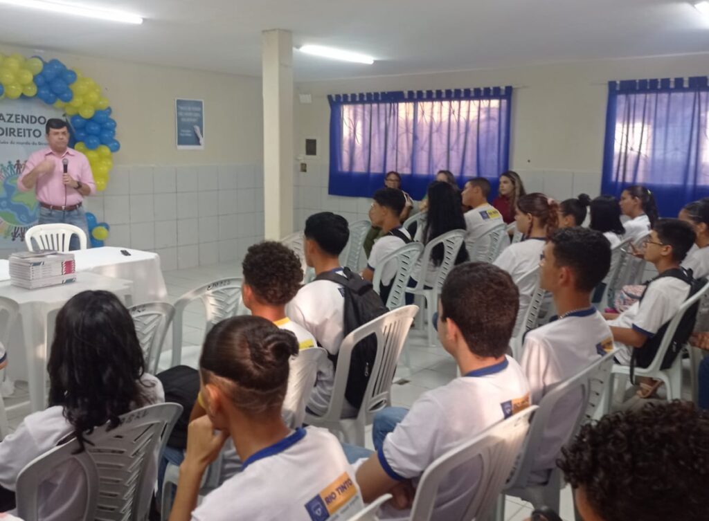 Judson Kíldere dialoga com adolescentes no 'Fazendo Direito' - Foto: Divulgação/TJPB