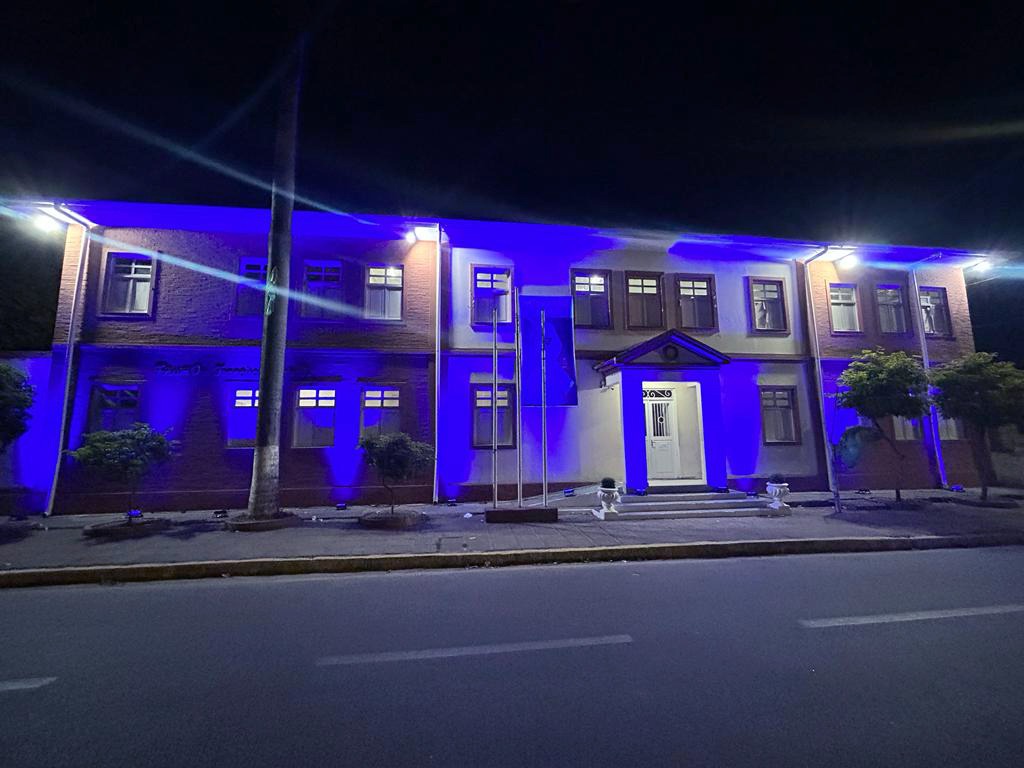 Fachada do Fórum Desembargador Francisco Espínola foi ornamentada com iluminação especial na cor azul - Foto: Reprodução/Divulgação