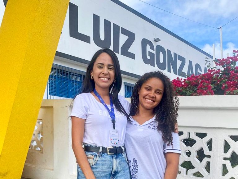 A gestora da escola, Regina Coelly, que acompanhou a estudante durante o processo, também vai para a capital federal participar do programa - Foto: Secom-PB
