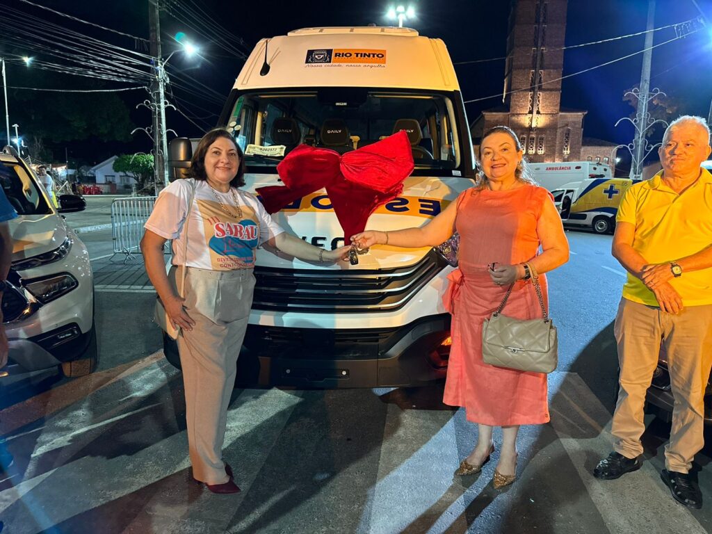 “É com grande alegria que estamos entregando três veículos 0km para a Secretaria de Educação”, disse – Foto: Assessoria
