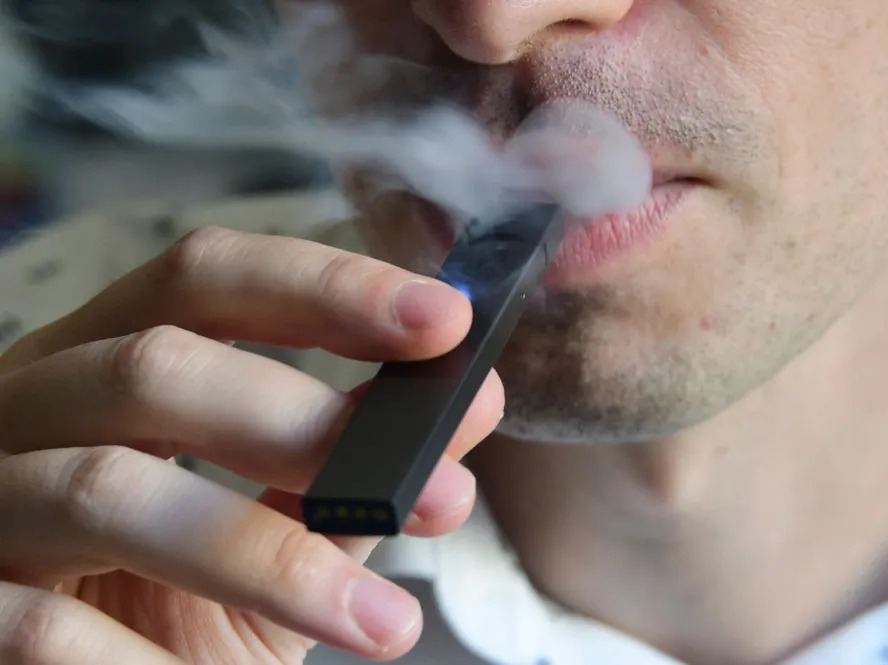 Vapes ou cigarros eletrônicos são proibidos no Brasil — Foto: Eva Hambach/AFP