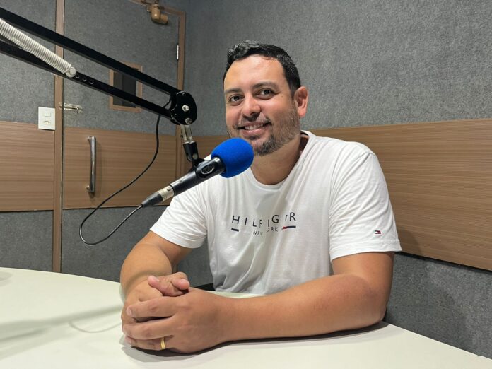 Vereador Neto da Saúde (PSB), durante entrevista na Correio do Vale FM 94,1 - Foto: Blog Lenilson Balla