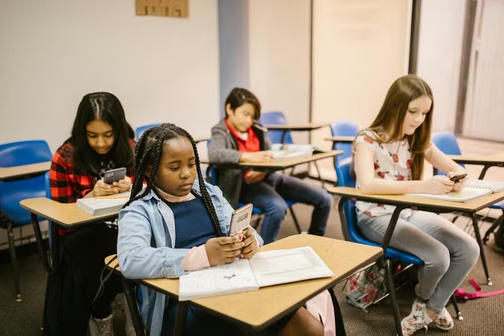Crianças estudantes com celular em sala de aula de escola — Foto: RDNE Stock project/Pexels