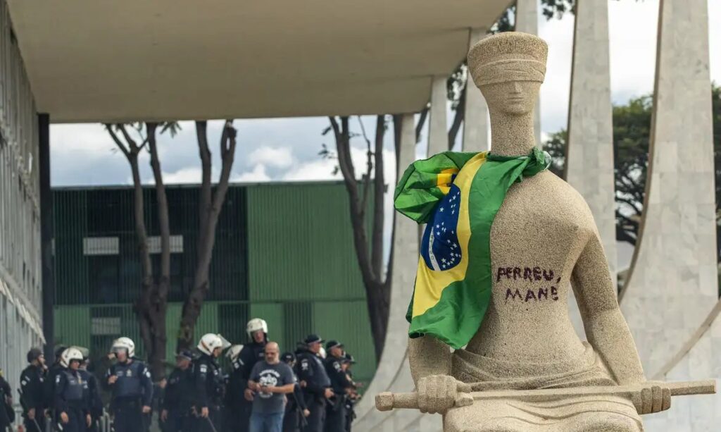 Acusada pichou a frase "Perdeu, mané" na estátua A Justiça, localizada em frente ao edifício-sede da Corte - Foto: Joédson Alves/Agência Brasil