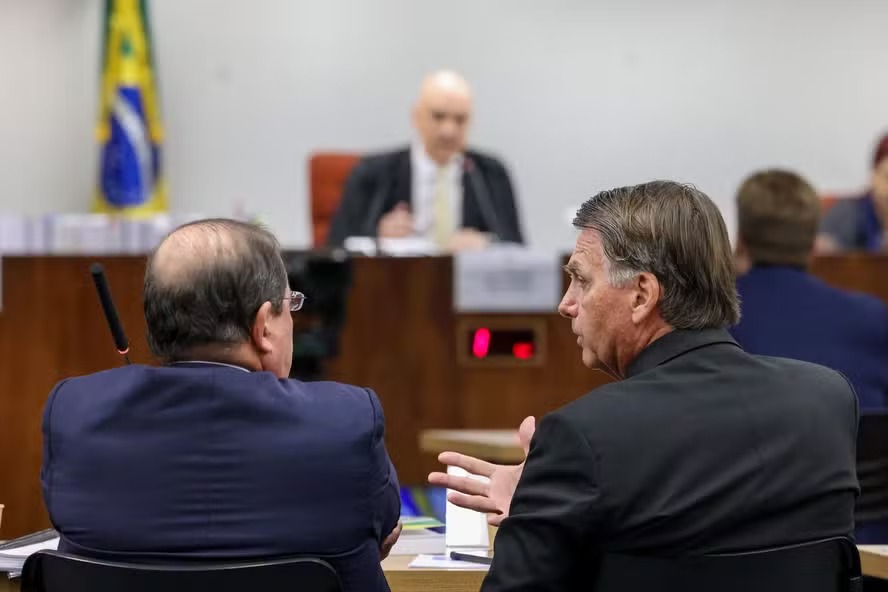 Jair Bolsonaro conversa com advogado diante de Alexandre de Moraes em interrogatório de ação penal sobre trama golpista, no STF — Foto: Gustavo Moreno/STF