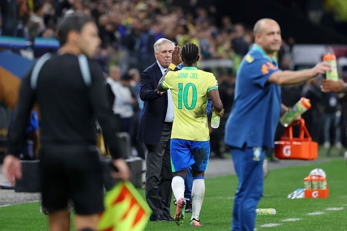 Ancelotti comemora gol marcado por Vini Jr. - Foto: Wagner Meier/Getty Images