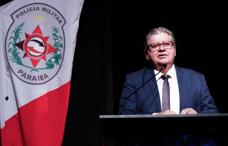 O governador João Azevêdo sancionou a lei de reestruturação da Polícia Militar na Paraíba em cerimônia no Teatro Pedra do Reino - Foto: Francisco França
