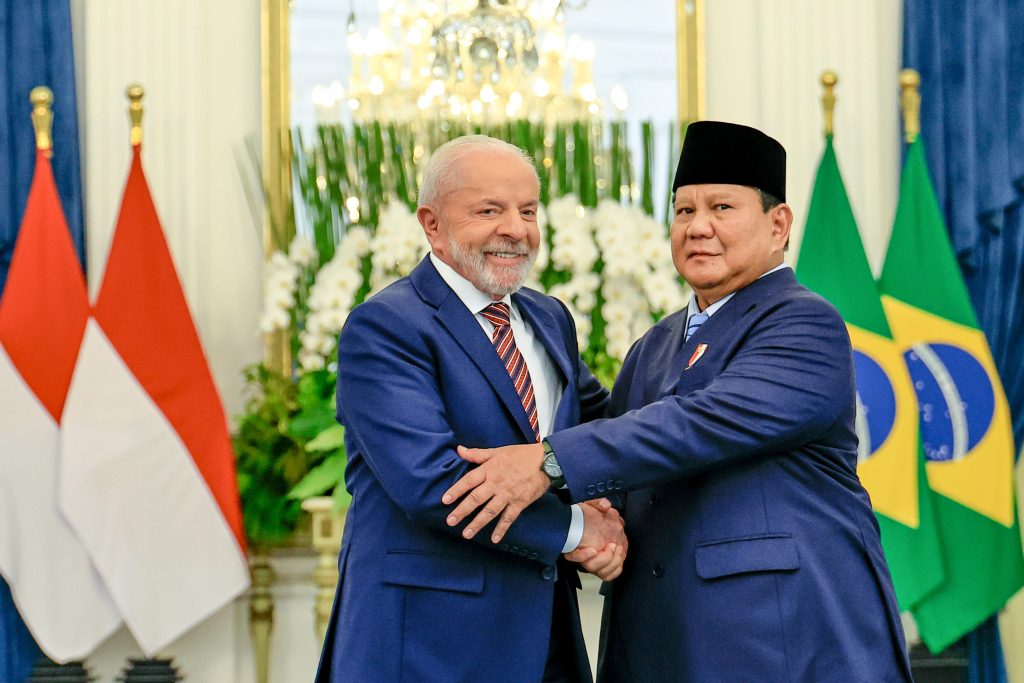 Lula acompanhado do presidente de Jacarta, Prabowo Subianto, durante foto oficial — Foto: Ricardo Stuckert/PR