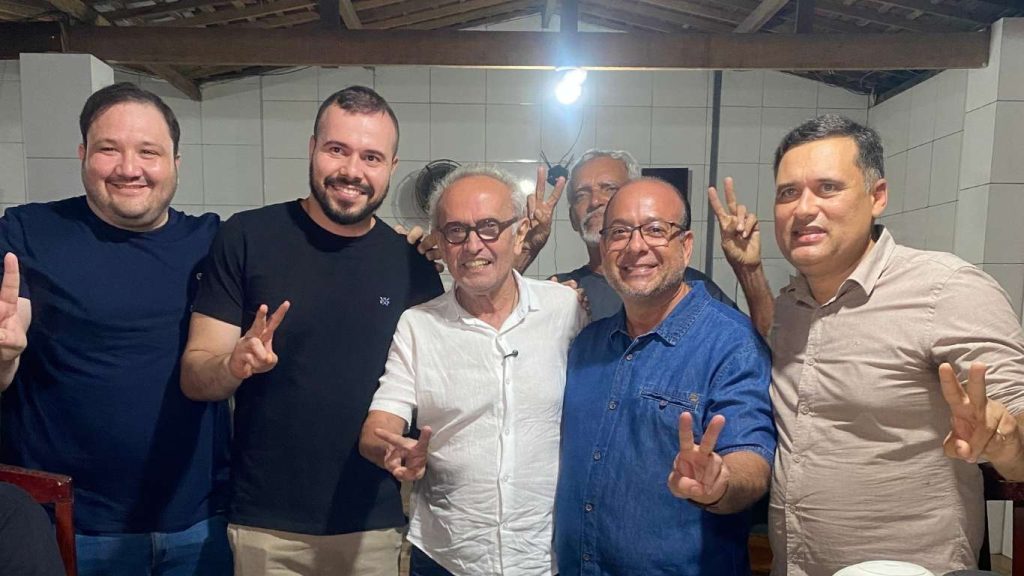 Vereadores oposicionistas de Mamanguape ao lado de Cícero Lucena — Foto: Divulgação