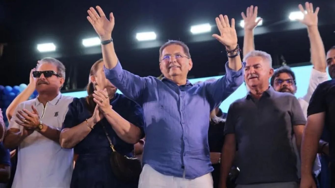 Presidente da Assembleia botou lados opostos na fotografia de sua festa e saiu do evento como anfitrião disputado
