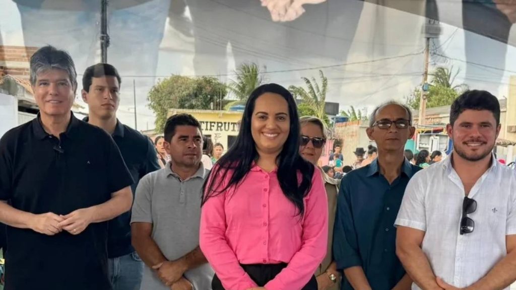 Carlyanne Borba à frente de mais uma edição do programa “Meu Bairro em Ação” — Foto: Redes Sociais