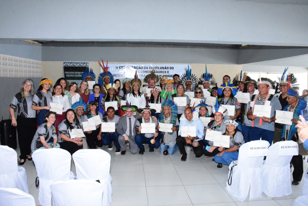 Indígenas mostram certificados do 2º Curso de Conciliação - Foto: Ednaldo Araújo