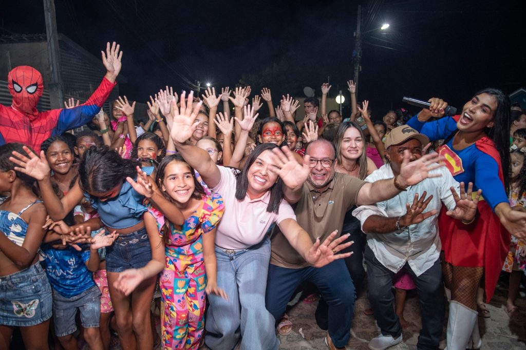 Crisanto Segundo e Denise Ribeiro no meio das crianças mamanguapenses - Foto: Flavinho Guedes