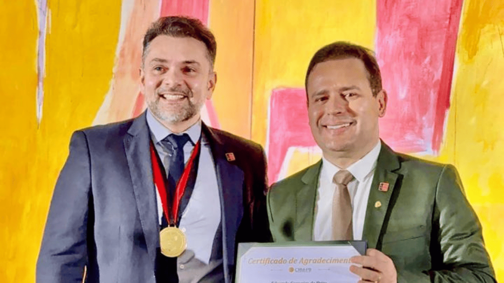 Eduardo Brito entrega Medalha Epitácio Pessoa, a maior honraria da ALPB, ao CRM — Foto: Divulgação