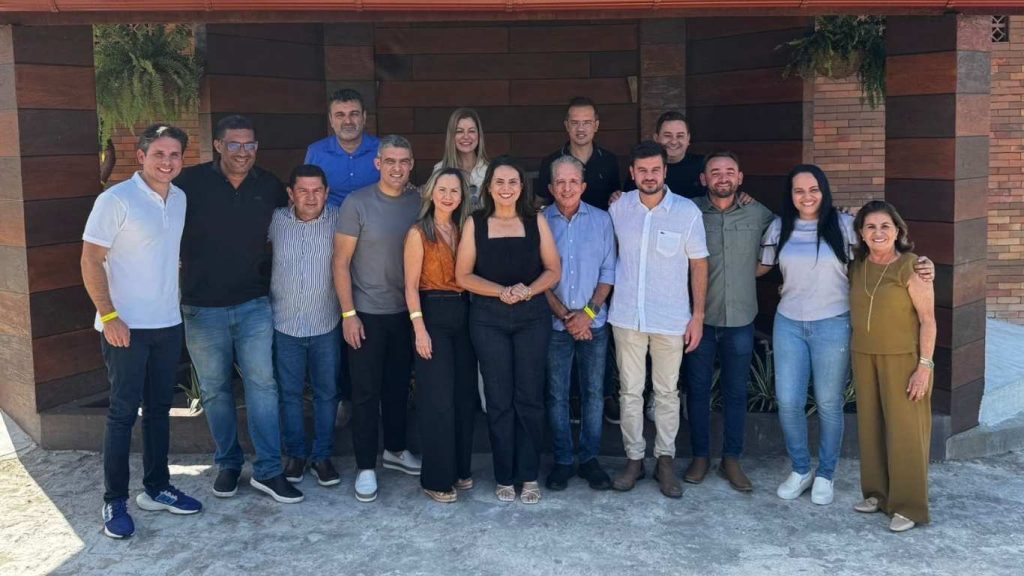 Nabor reunido com os prefeitos e ex-gestores — Foto: Reprodução / Redes Sociais