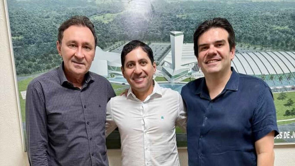 Prefeito Helhinho Souza ao lado do secretário Deusdete e do deputado Eduardo Carneiro — Foto: Redes Sociais