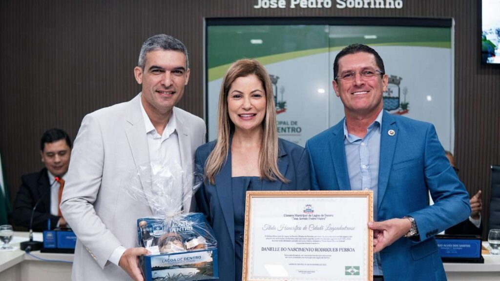 Danielle do Vale recebe o Título de Cidadã Lagoadentrense — Foto: Divulgação