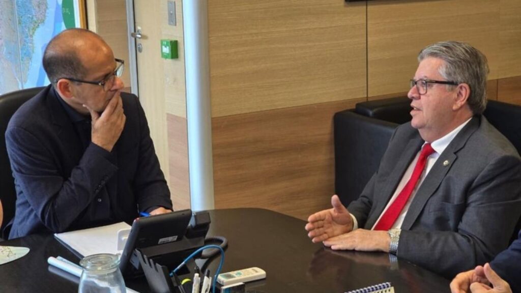 João Azevêdo (à direita) se reuniu com ministro Valder Ribeiro (à esquerda) para discutir canal Acauã/Araçagi — Foto: Divulgação