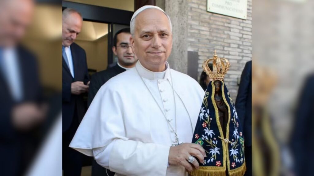 Papa Leão XIV com imagem de Nossa Senhora Aparecida — Foto: Reprodução/Instagram